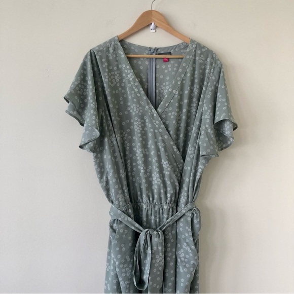 Vince Camuto Flutter Sleeve, Floral, Surplice Neckline Belted Jumpsuit Size 24W - Picture 3 of 10